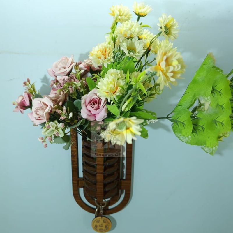 দেয়ালে ঝোলানো ফুলদানি ও কৃত্রিম ফুল