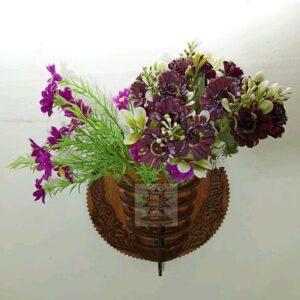 দেয়ালে ঝোলানো ফুলদানি ও কৃত্রিম ফুল